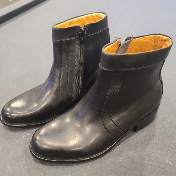 creazioni Shoes - EUC, sz 7 women's leather Creazioni booties, size, zip, black
